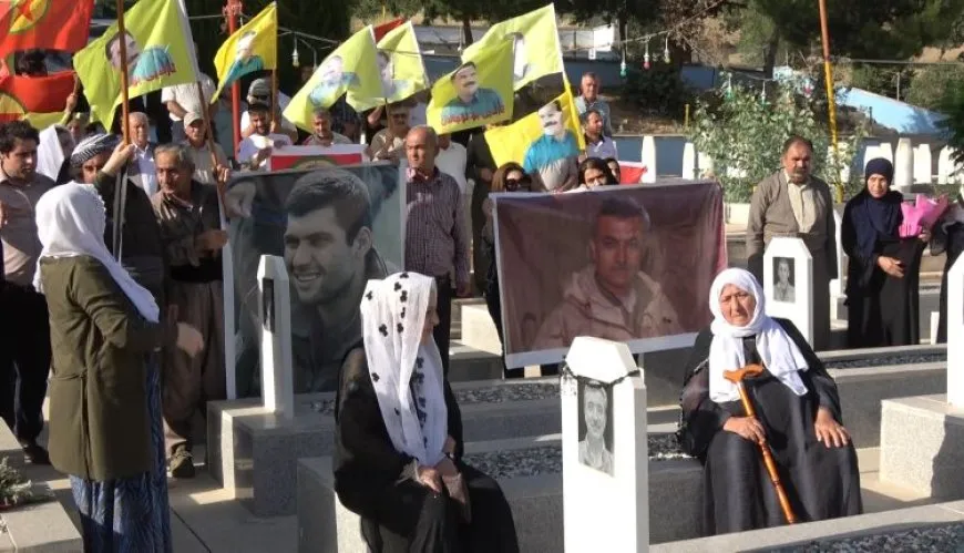 Şehîd Helmet li ser gora xwe hat bibîranîn 
