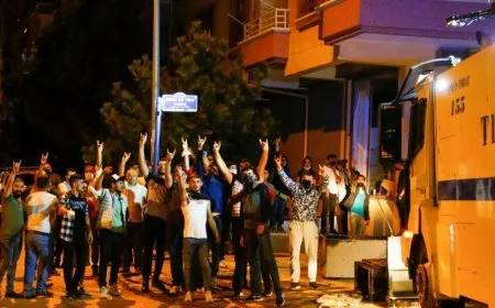 YEˊyê lîstikvanekî Tirk ku nîşna nijadperestiyê rakir, sekinand