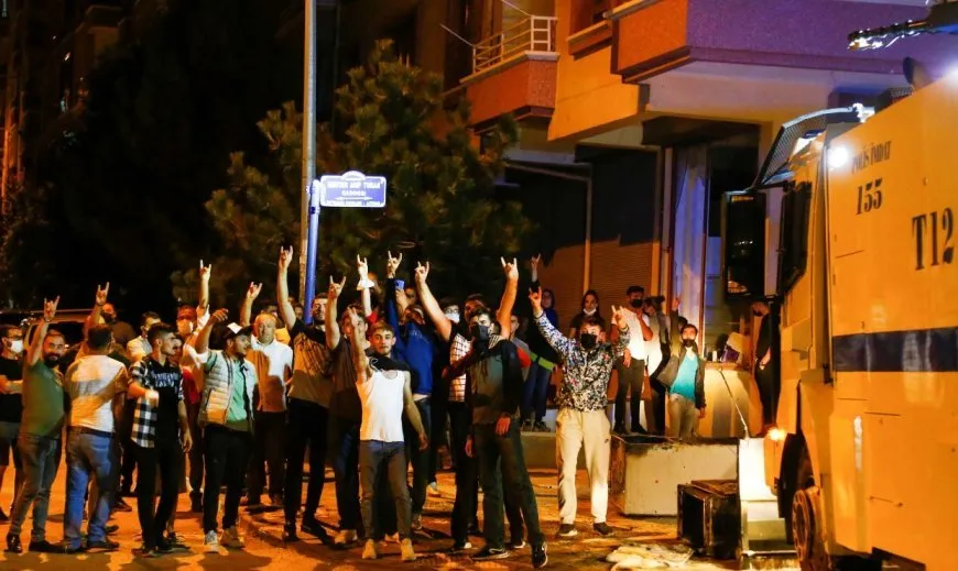 YEˊyê lîstikvanekî Tirk ku nîşna nijadperestiyê rakir, sekinand