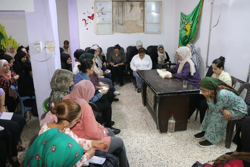 Koma xwendinê ya jinan a Şêxmeqsûdê pirtûkên Rêber Ocalan nîqaş dike