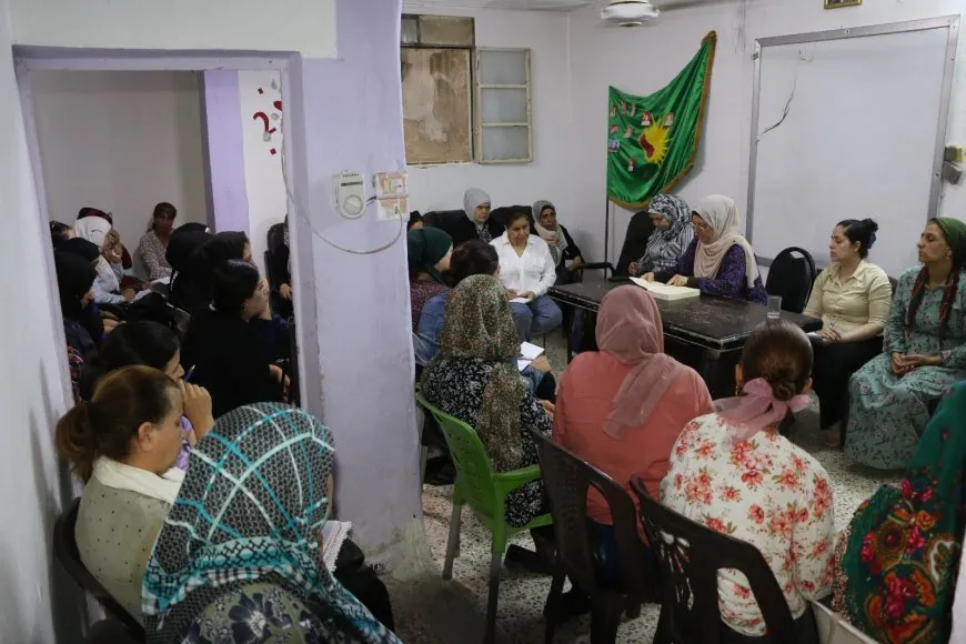 Koma xwendinê ya jinan a Şêxmeqsûdê pirtûkên Rêber Ocalan nîqaş dike