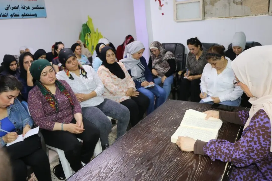 Koma xwendinê ya jinan a Şêxmeqsûdê pirtûkên Rêber Ocalan nîqaş dike