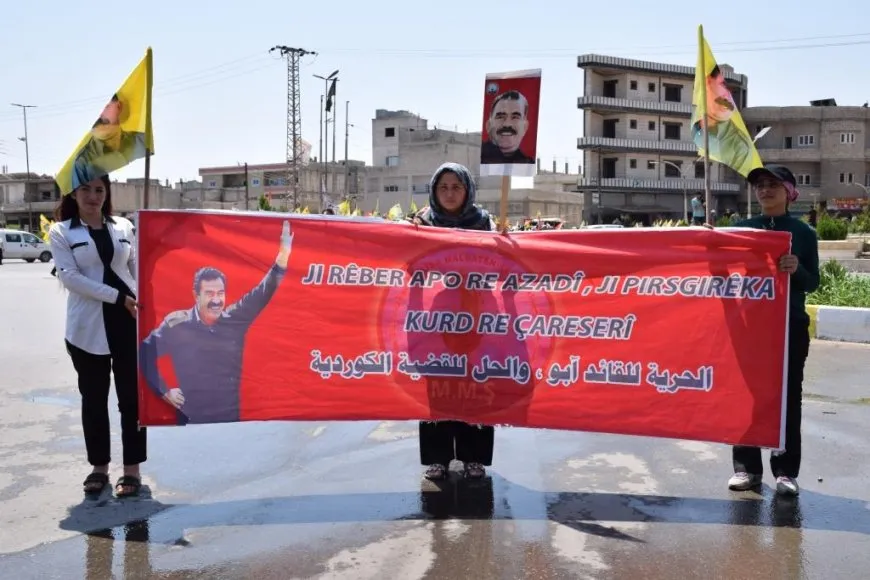 Şêniyên kantona Firatê li dijî tecrîdê meşiyan