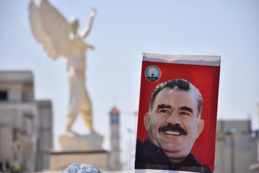 Şêniyên kantona Firatê li dijî tecrîdê meşiyan