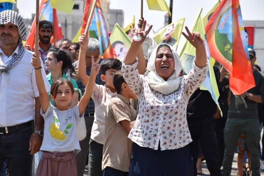 Şêniyên kantona Firatê li dijî tecrîdê meşiyan
