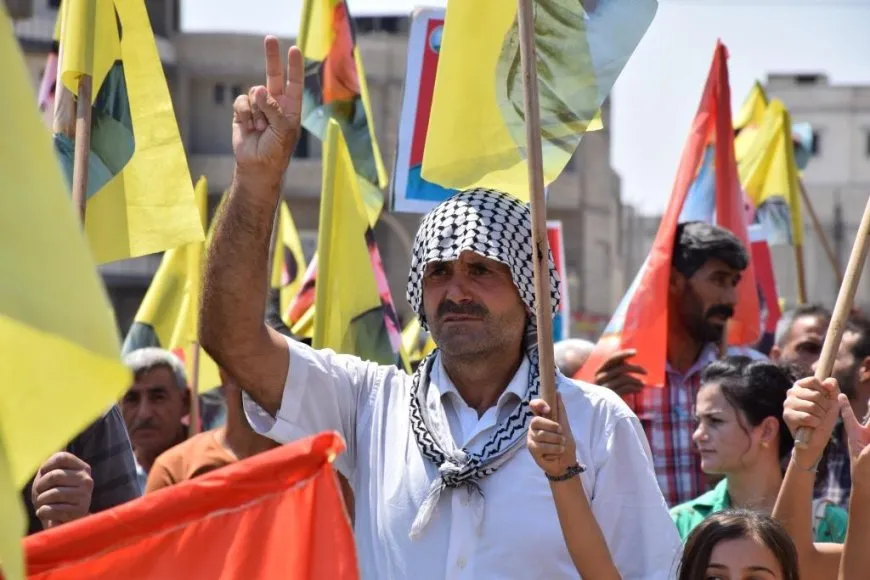 Şêniyên kantona Firatê li dijî tecrîdê meşiyan