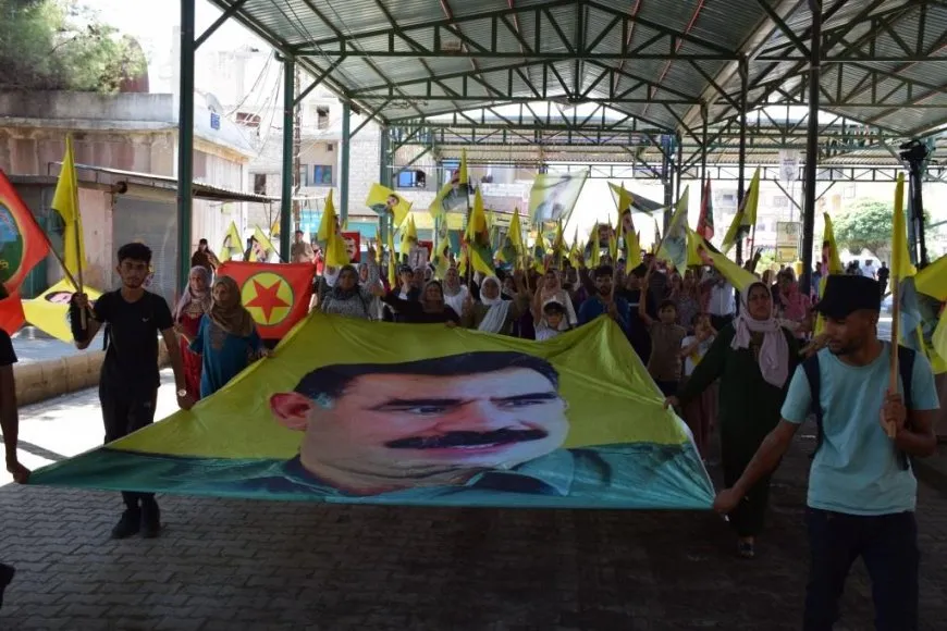 Şêniyên kantona Firatê li dijî tecrîdê meşiyan