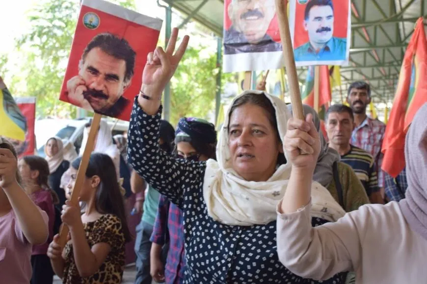 Şêniyên kantona Firatê li dijî tecrîdê meşiyan