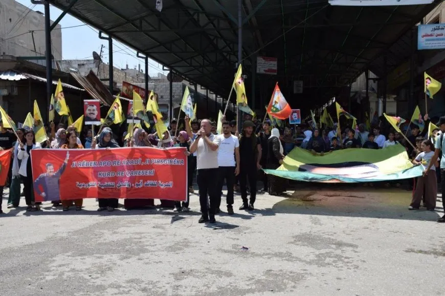 Şêniyên kantona Firatê li dijî tecrîdê meşiyan