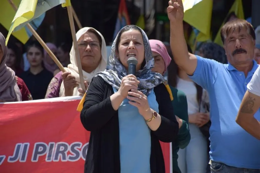 Şêniyên kantona Firatê li dijî tecrîdê meşiyan