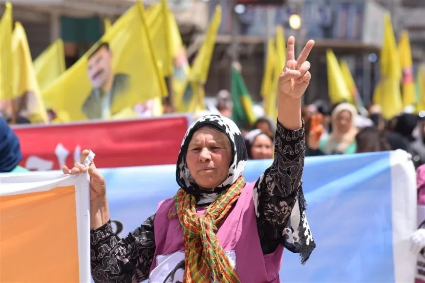 ‘Birçî û tî bimînin jî em dev ji axa xwe bernadin’