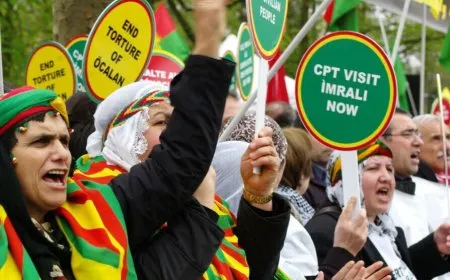 Kurd tevî dostên xwe li dehan welatan dest bi çalakiya rûniştinê dikin