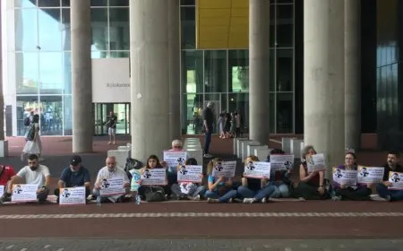 Tecîrda li ser Rêber Abdullah Ocalan hat protesto kirin