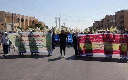 Şêniyên kantona Tebqayê ji bo piştgiriya QSD’ê meşiyan