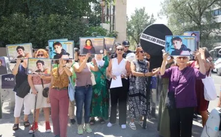 Jinan çelenga reş danîn ber Sefaretxaneya Îranê