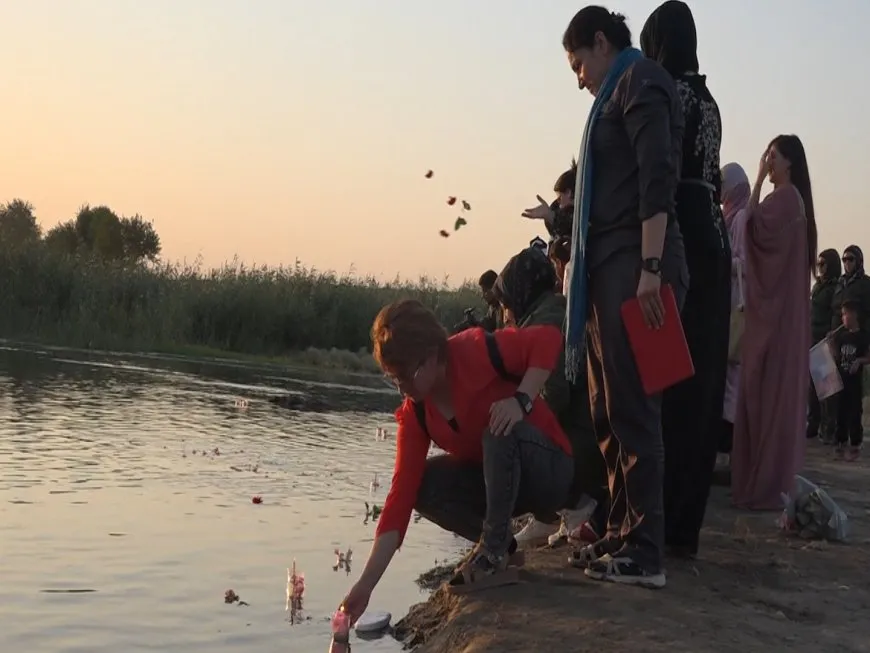 Jinên Dêrazorê gul li qiraxa çemê Firatê belav kirin