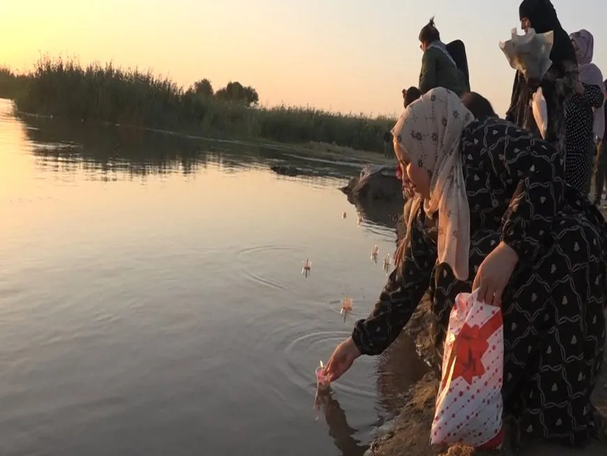 Jinên Dêrazorê gul li qiraxa çemê Firatê belav kirin