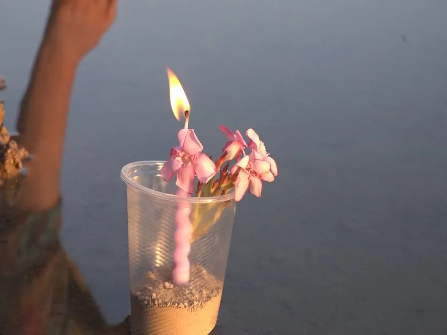 Jinên Dêrazorê gul li qiraxa çemê Firatê belav kirin