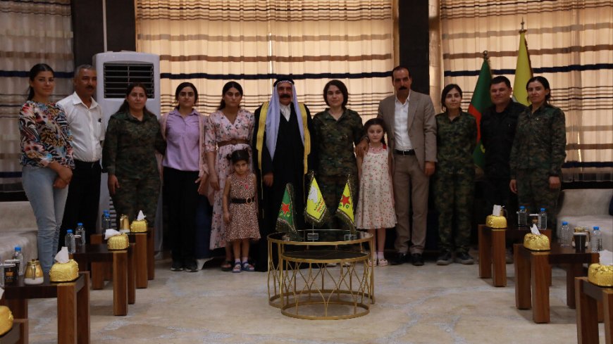 Şandeya şengalê bi YPJ’ê re  hevdîtîn pêk anî