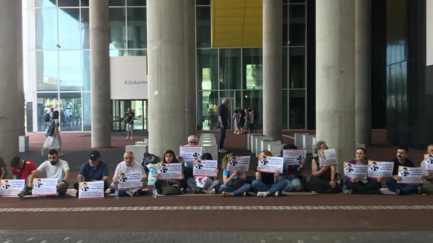 Tecîrda li ser Rêber Abdullah Ocalan hat protesto kirin