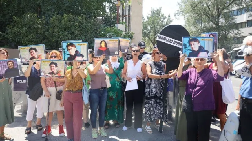 Jinan çelenga reş danîn ber Sefaretxaneya Îranê