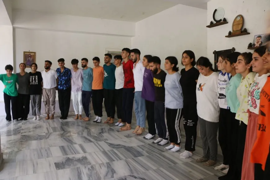 Komên Helebê fêrî govendên gelêrî yên Bakur dibin