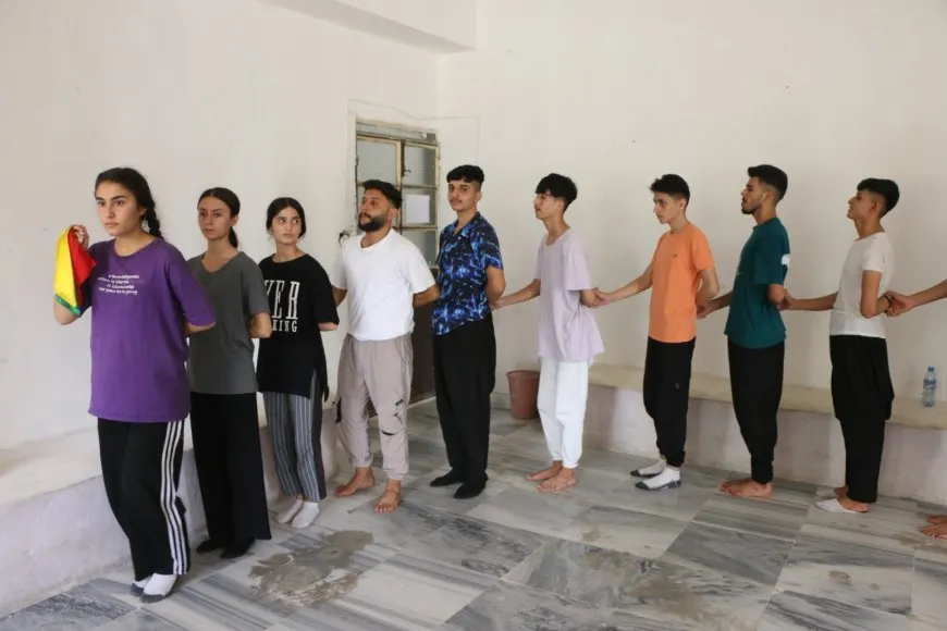 Komên Helebê fêrî govendên gelêrî yên Bakur dibin