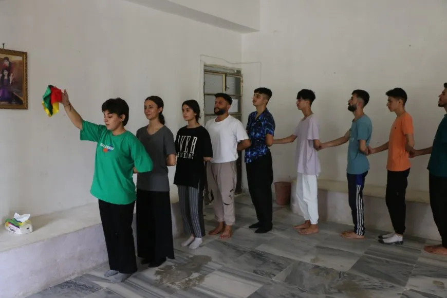 Komên Helebê fêrî govendên gelêrî yên Bakur dibin