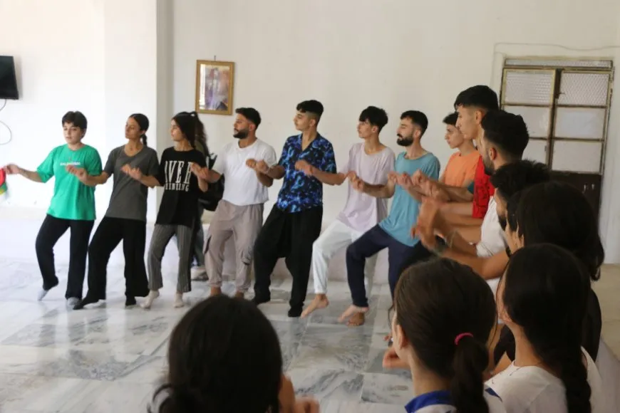 Komên Helebê fêrî govendên gelêrî yên Bakur dibin