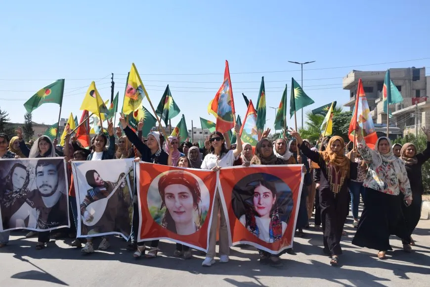 Li Kobanê meşa li dijî êrişan