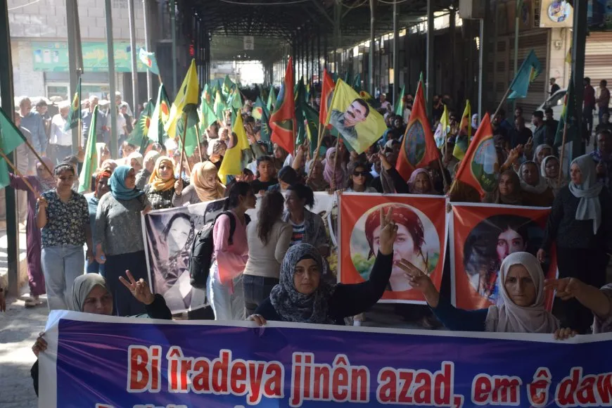 Li Kobanê meşa li dijî êrişan