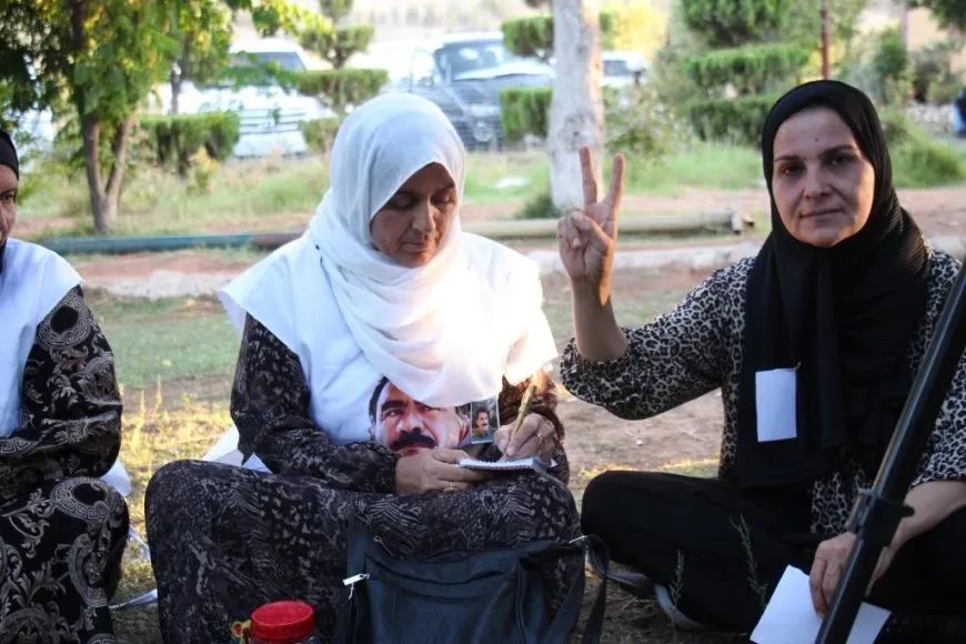 Peyamên bo Rêber Abdullah Ocalan bi çemê Firatê de hatin berdan