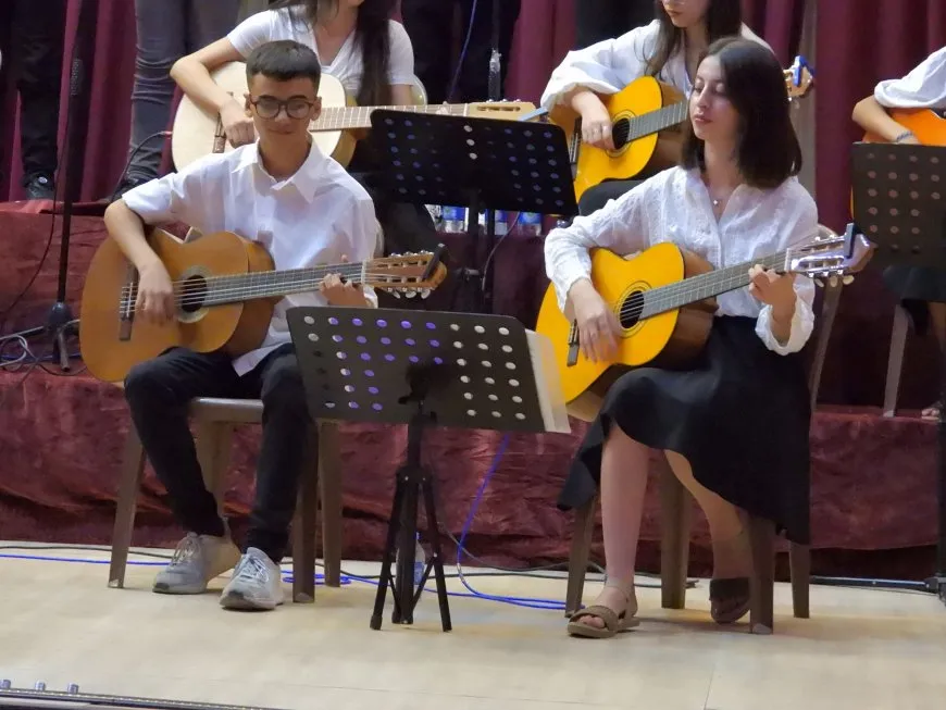 Orkestra Rojava şevbuhêrkeke hunerî li Tebqayê organize kir