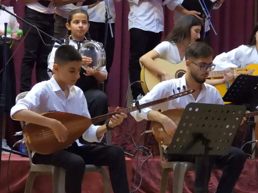 Orkestra Rojava şevbuhêrkeke hunerî li Tebqayê organize kir