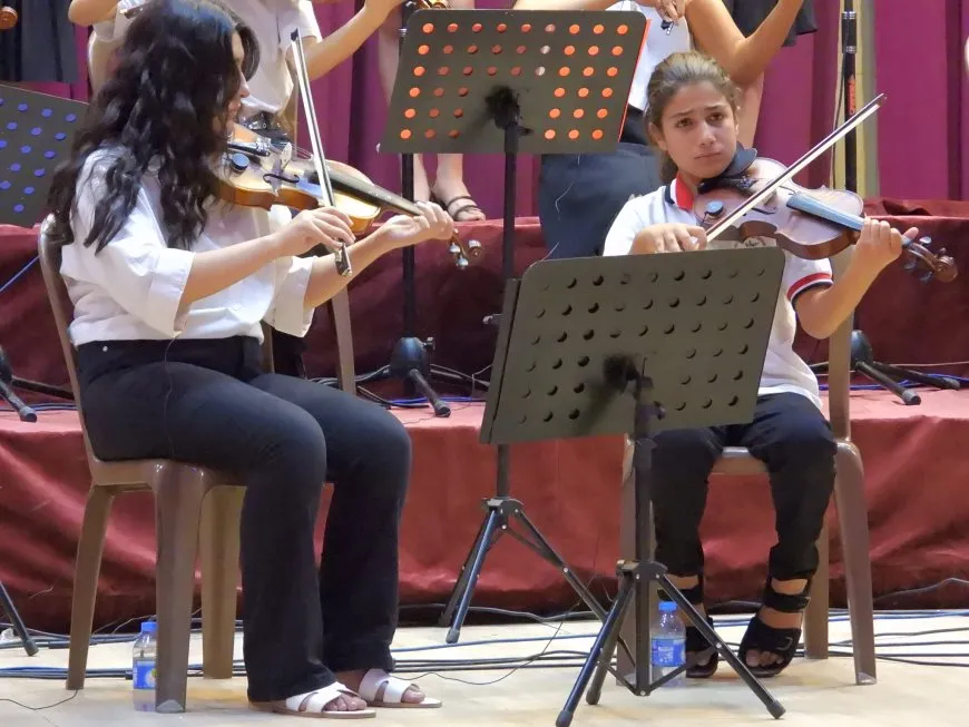 Orkestra Rojava şevbuhêrkeke hunerî li Tebqayê organize kir