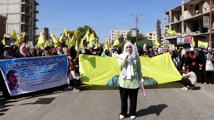 Îşkenceya li Îmraliyê li Reqayê hat protestokirin