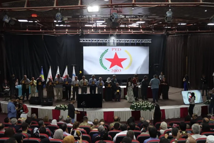 PYD`ê plaket dan malbatên şehîdên partiyê