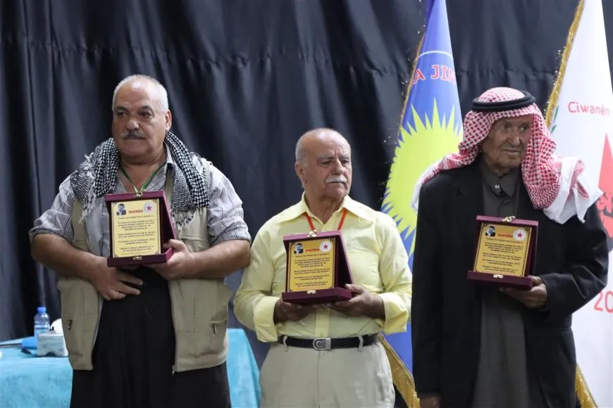 PYD`ê plaket dan malbatên şehîdên partiyê