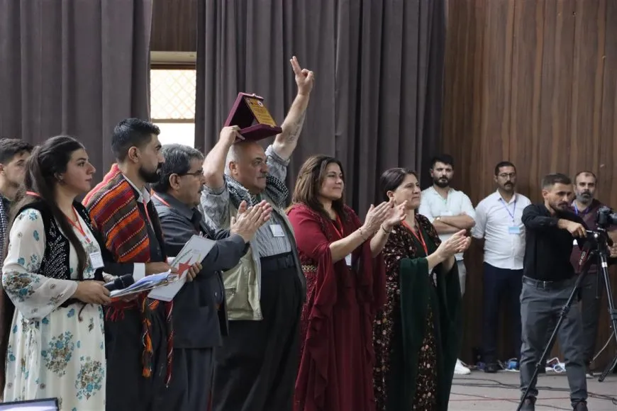 PYD`ê plaket dan malbatên şehîdên partiyê