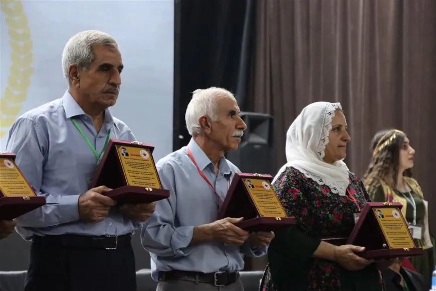 PYD`ê plaket dan malbatên şehîdên partiyê