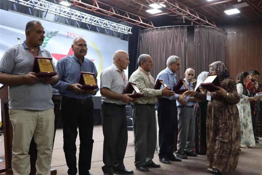 PYD`ê plaket dan malbatên şehîdên partiyê