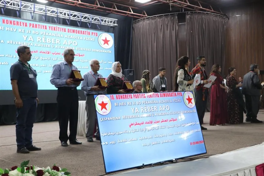 PYD`ê plaket dan malbatên şehîdên partiyê