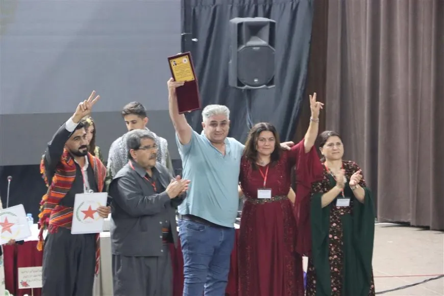 PYD`ê plaket dan malbatên şehîdên partiyê