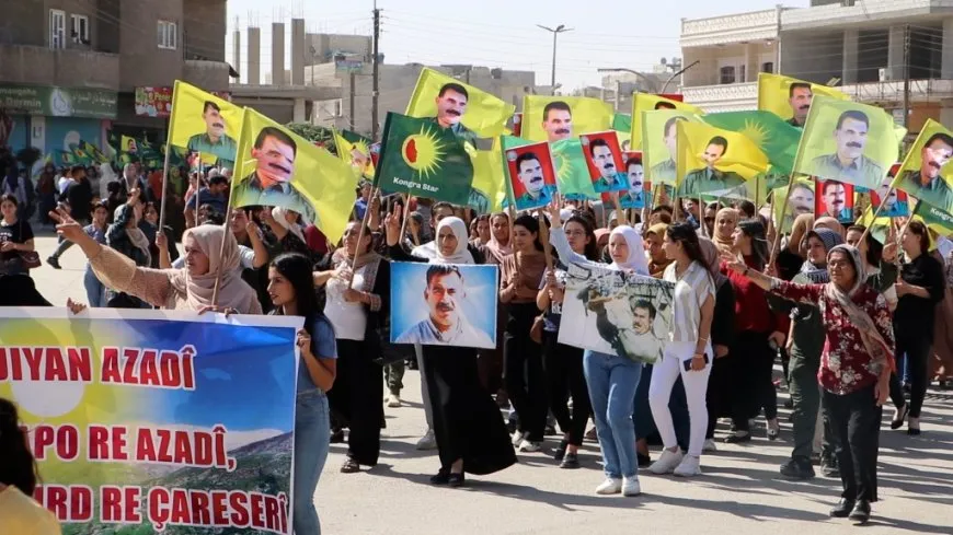 Jin ji bo Rêber Abdullah Ocalan meşiyan