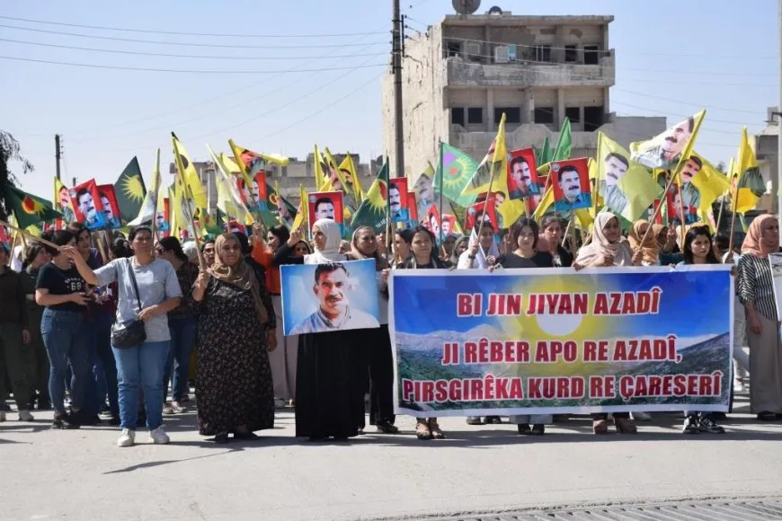Jin ji bo Rêber Abdullah Ocalan meşiyan