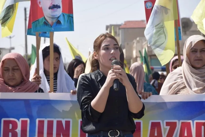 Jin ji bo Rêber Abdullah Ocalan meşiyan