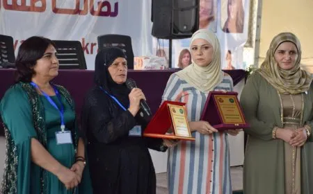 Malbatên şehîd Hevrîn û Nadiya hatin xelatkirin