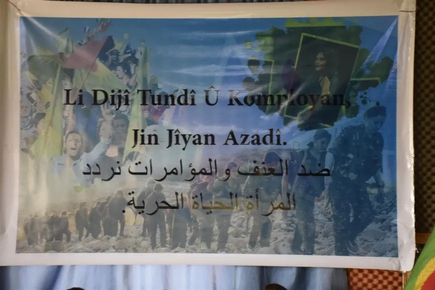 Bi sernavê "Li dijî tundî û komployan, Jin, Jiyan, Azadî" panel