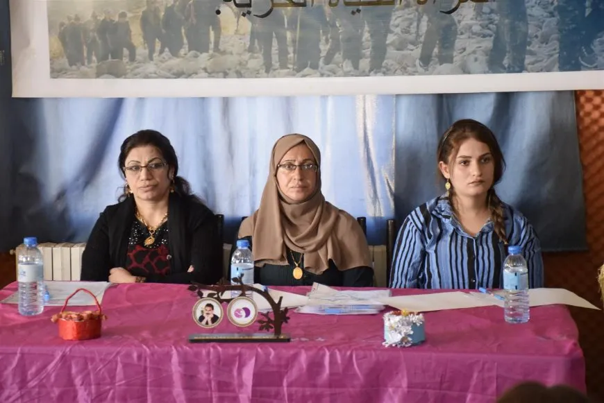 Bi sernavê "Li dijî tundî û komployan, Jin, Jiyan, Azadî" panel