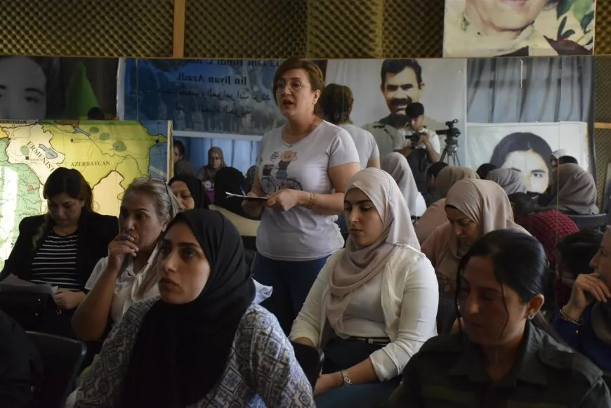 Bi sernavê "Li dijî tundî û komployan, Jin, Jiyan, Azadî" panel
